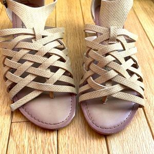 Cutest cross cross sandals!